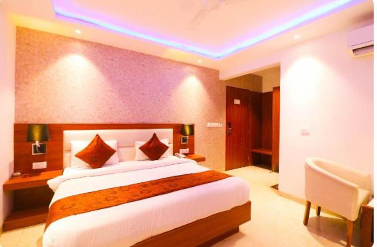 Wowstops-Clark Near Delhi Airport Hotel New Delhi Exterior photo